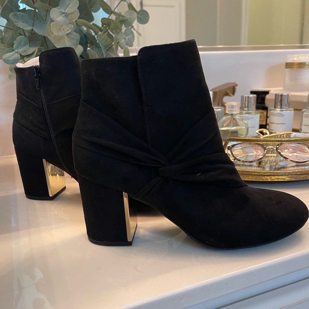 Black ankle boot with gold mirrored detailing ✨